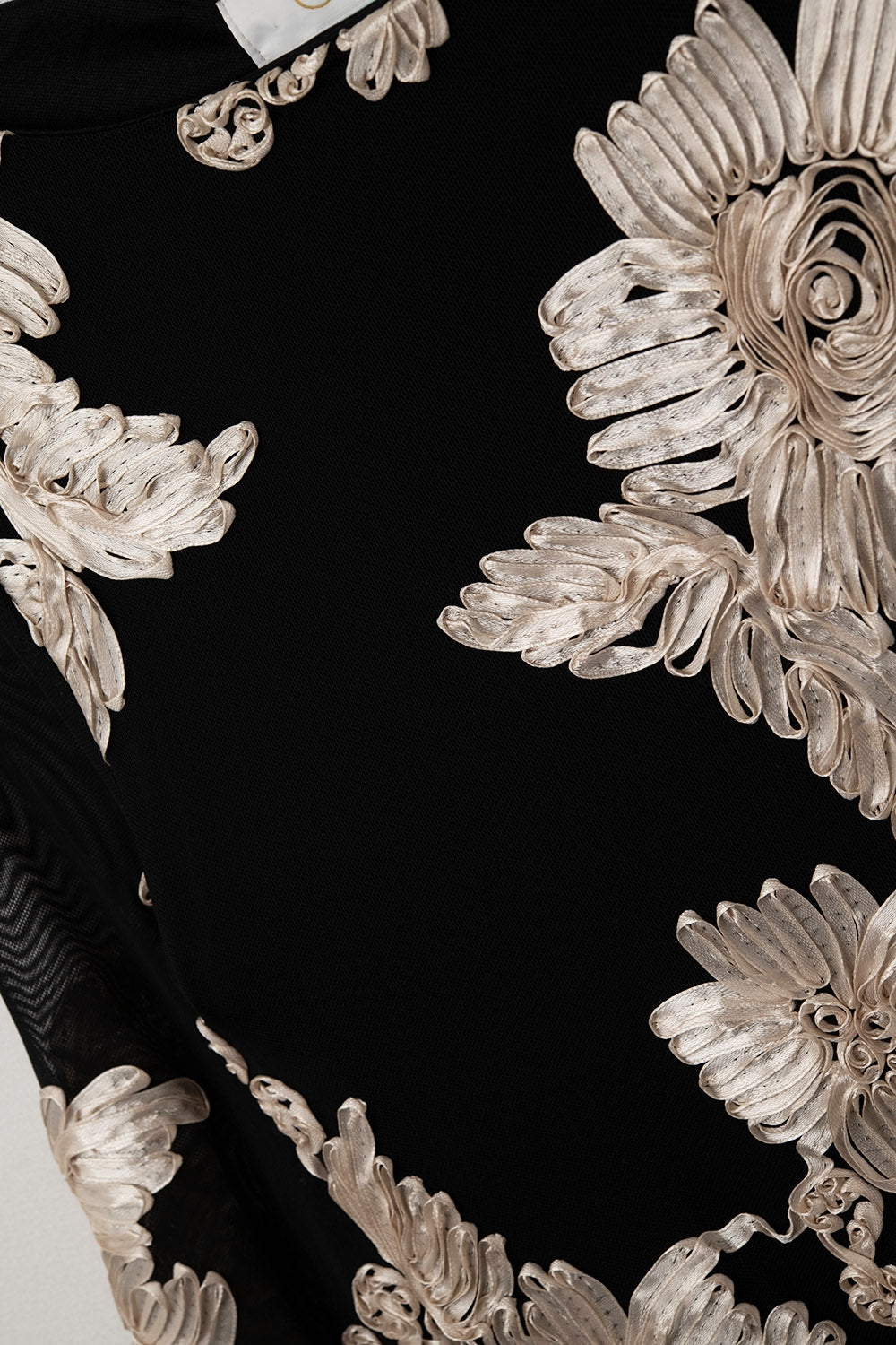 Robe mini noire en chiffon avec broderie florale