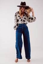 Jean bleu moyen à boutons sur le devant