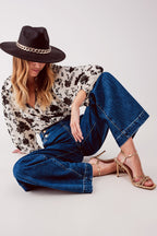 Jean bleu moyen à boutons sur le devant